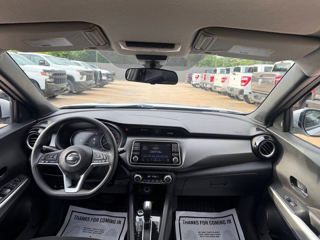Nissan Kicks Vehicle Full-screen Gallery Image 17