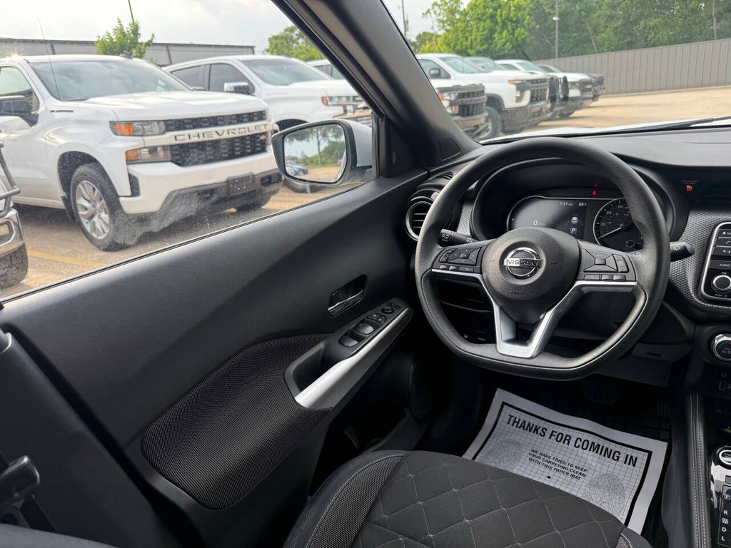 Nissan Kicks Vehicle Full-screen Gallery Image 19