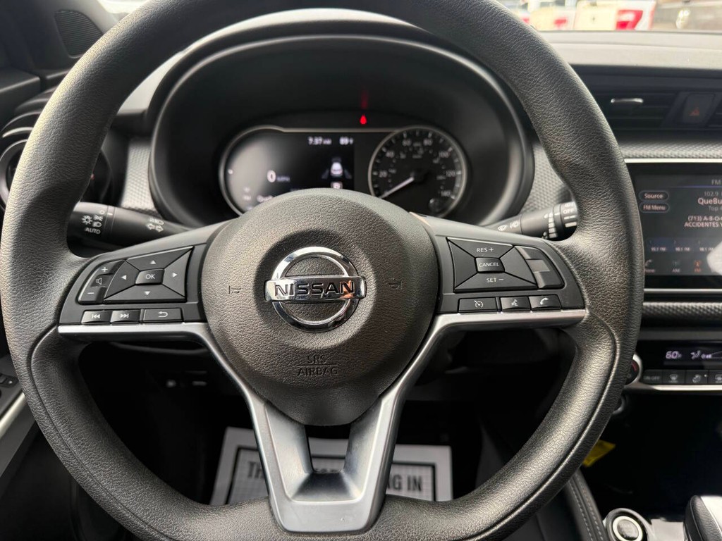 Nissan Kicks Vehicle Full-screen Gallery Image 23