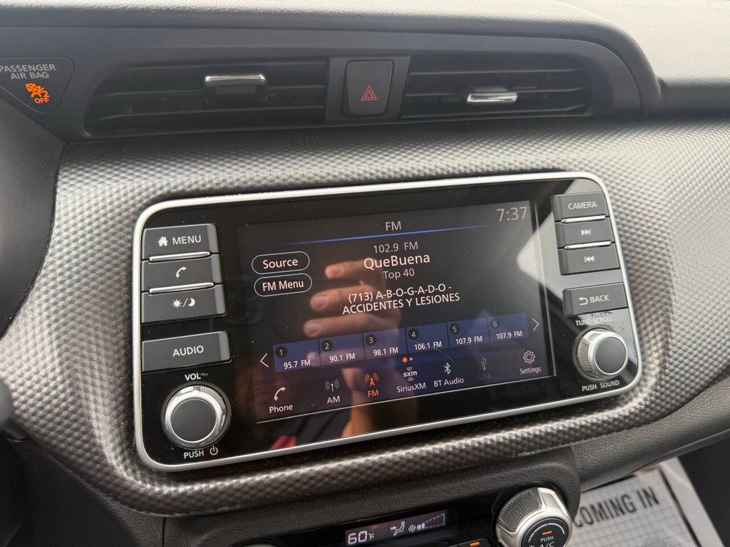 Nissan Kicks Vehicle Full-screen Gallery Image 25