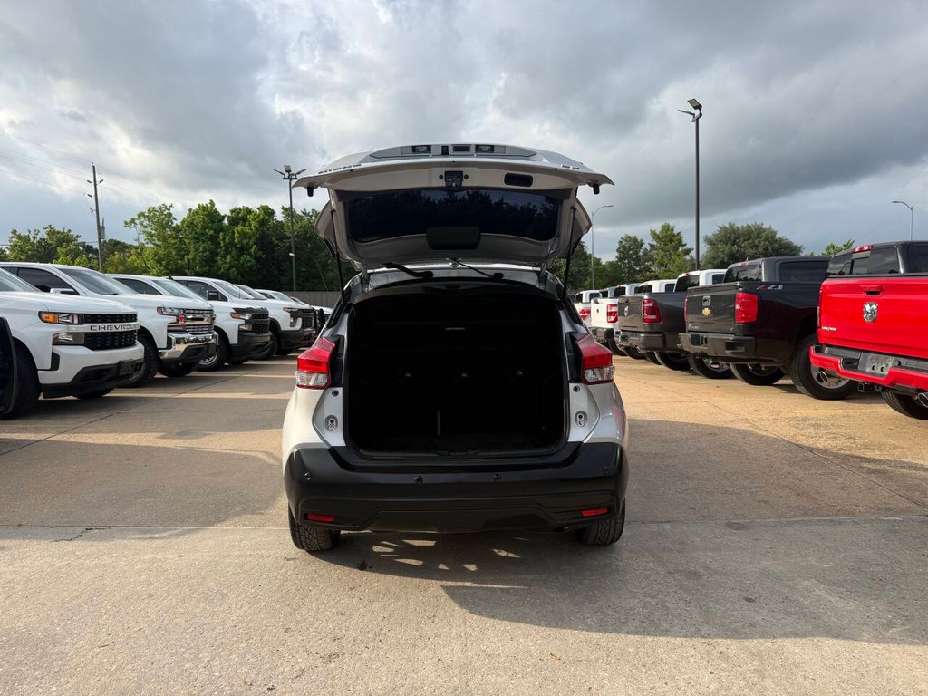 Nissan Kicks Vehicle Full-screen Gallery Image 35