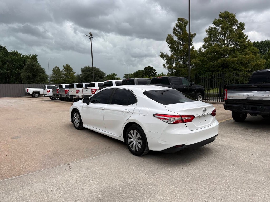 Toyota Camry Vehicle Full-screen Gallery Image 04