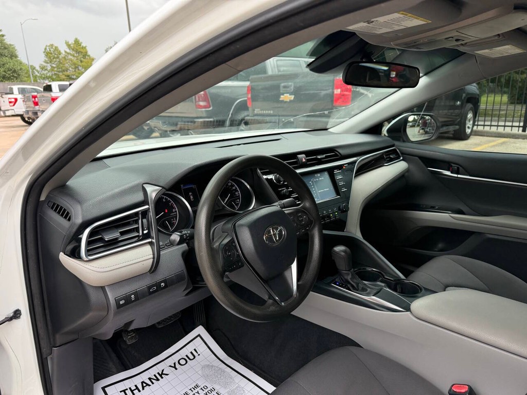 Toyota Camry Vehicle Full-screen Gallery Image 06