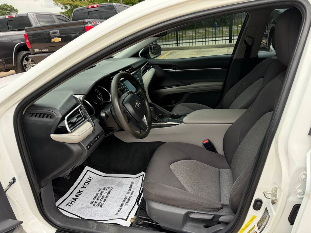 Toyota Camry Vehicle Full-screen Gallery Image 07