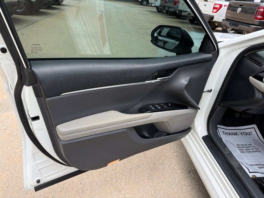 Toyota Camry Vehicle Full-screen Gallery Image 08