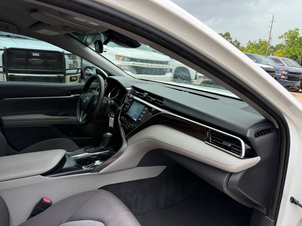 Toyota Camry Vehicle Full-screen Gallery Image 09