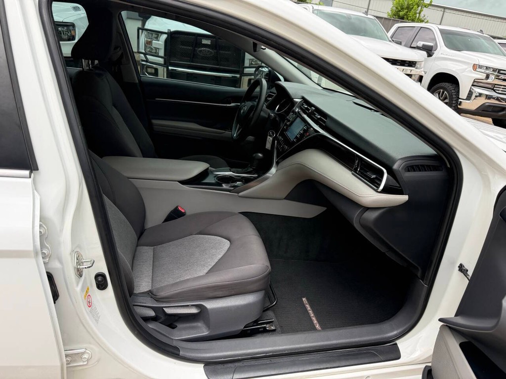Toyota Camry Vehicle Full-screen Gallery Image 10