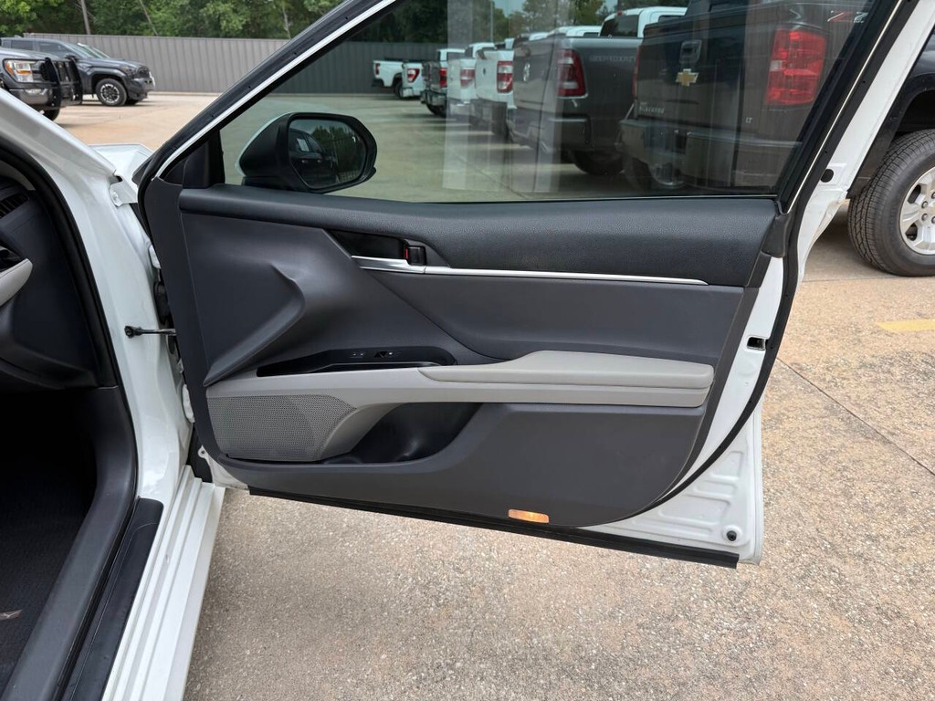 Toyota Camry Vehicle Full-screen Gallery Image 11