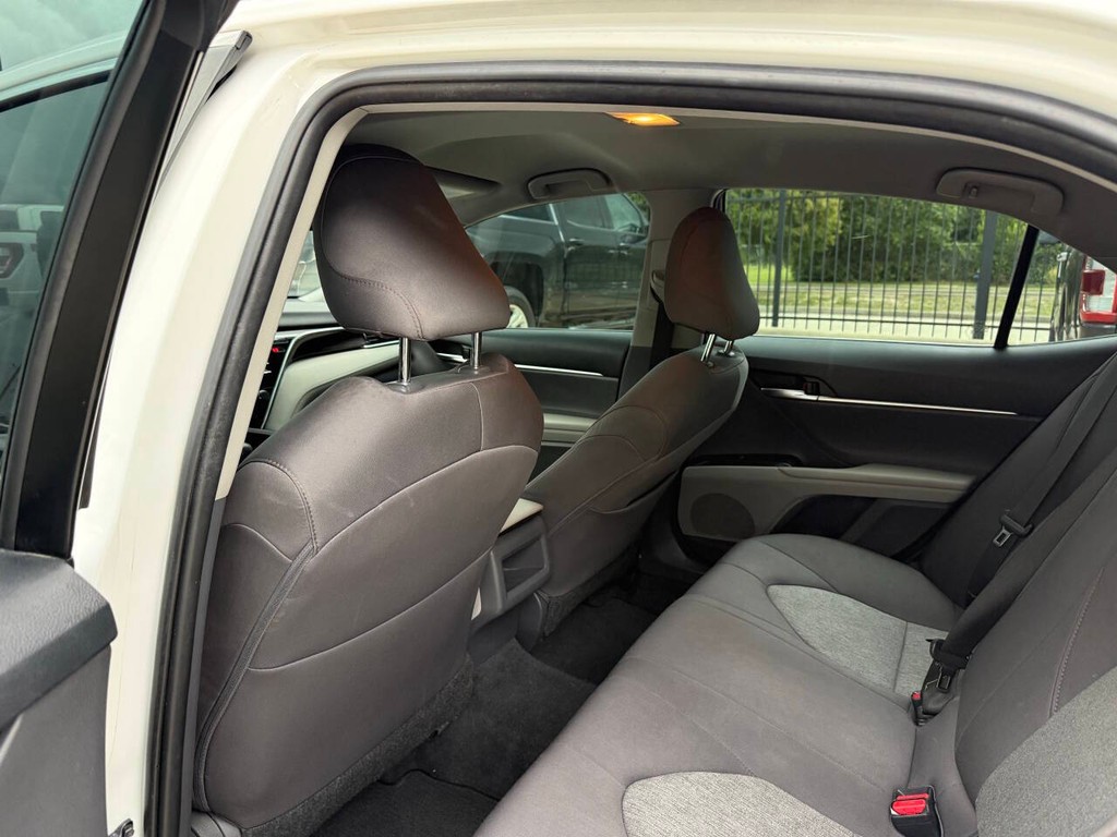 Toyota Camry Vehicle Full-screen Gallery Image 12