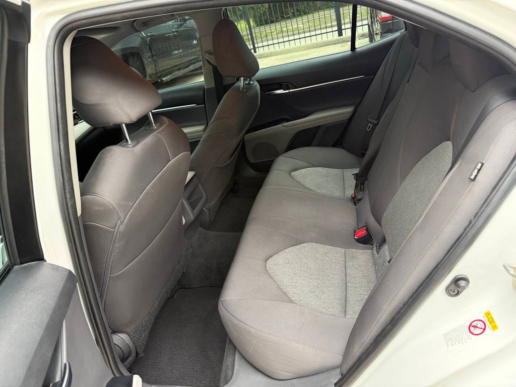 Toyota Camry Vehicle Full-screen Gallery Image 13