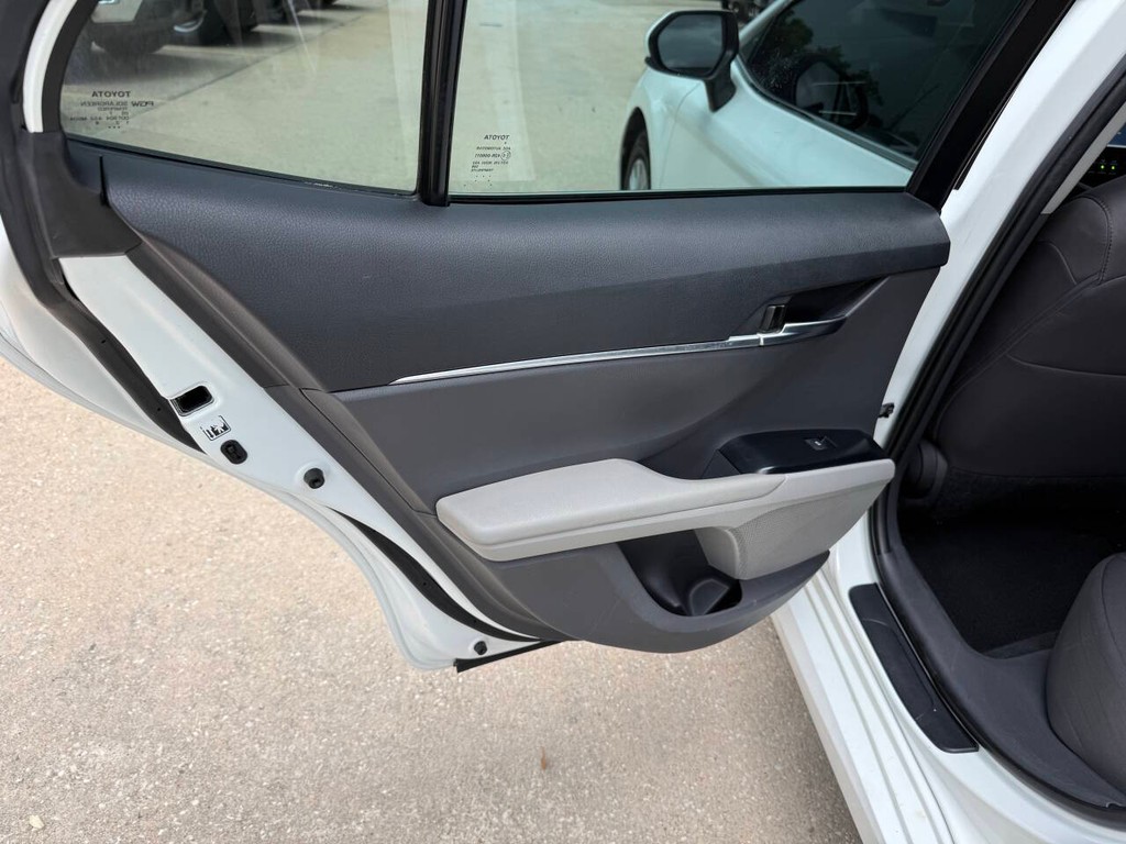 Toyota Camry Vehicle Full-screen Gallery Image 14