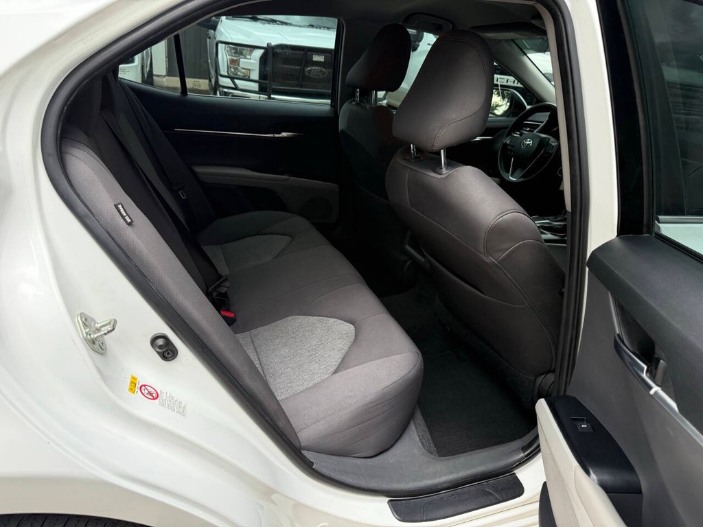 Toyota Camry Vehicle Full-screen Gallery Image 15