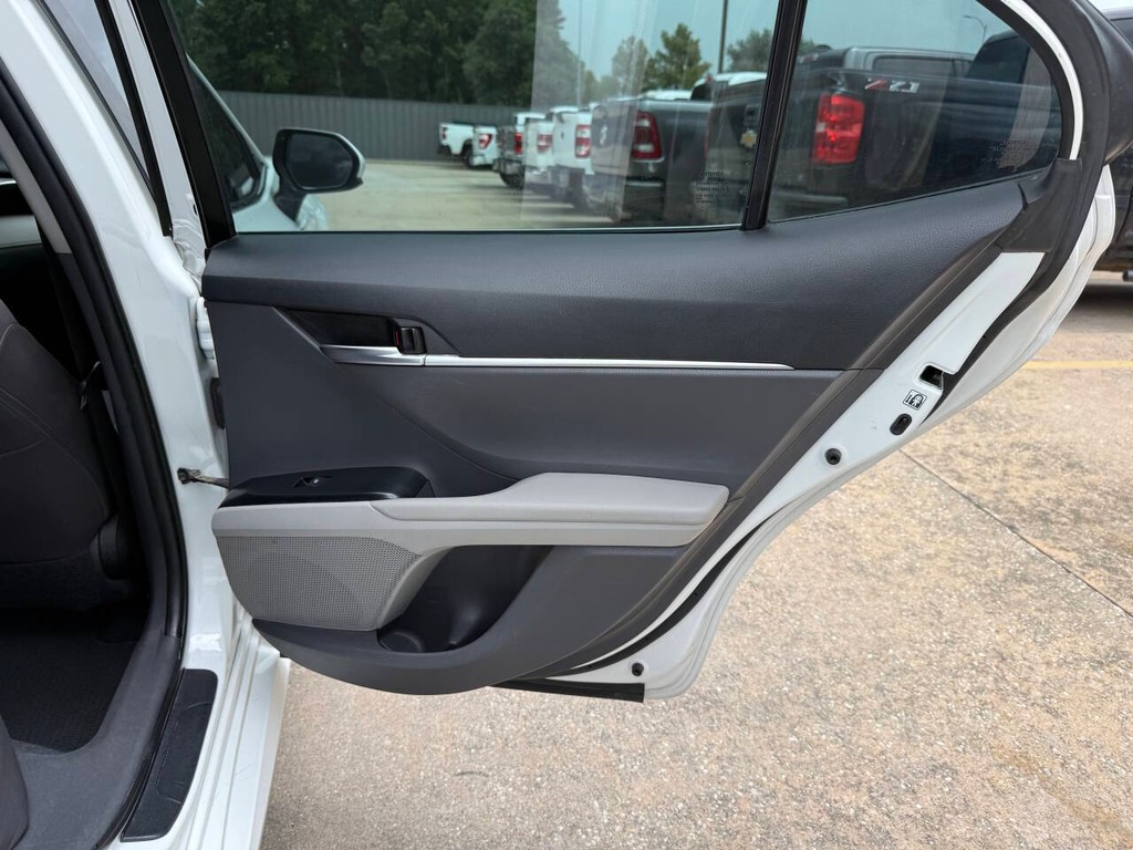 Toyota Camry Vehicle Full-screen Gallery Image 16