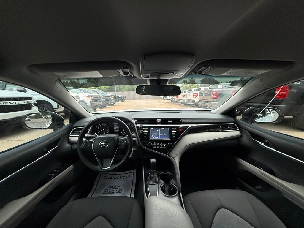 Toyota Camry Vehicle Full-screen Gallery Image 17