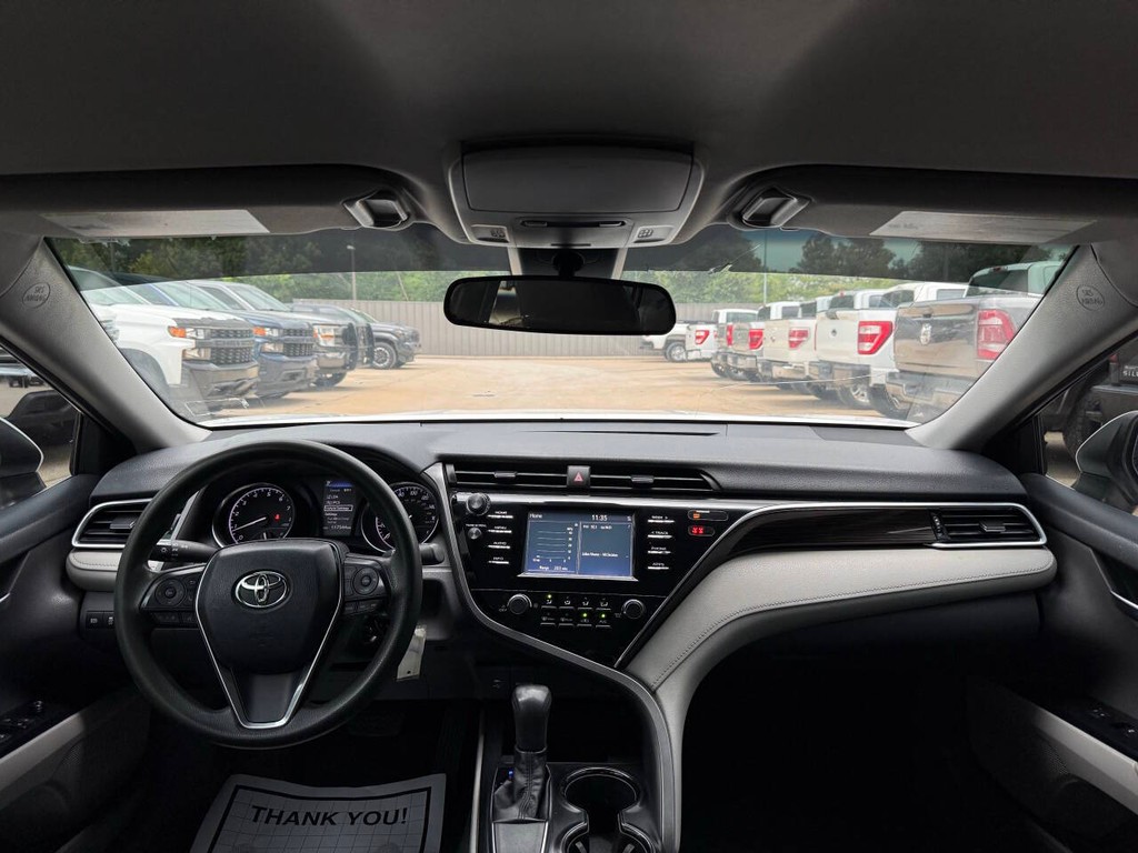 Toyota Camry Vehicle Full-screen Gallery Image 18