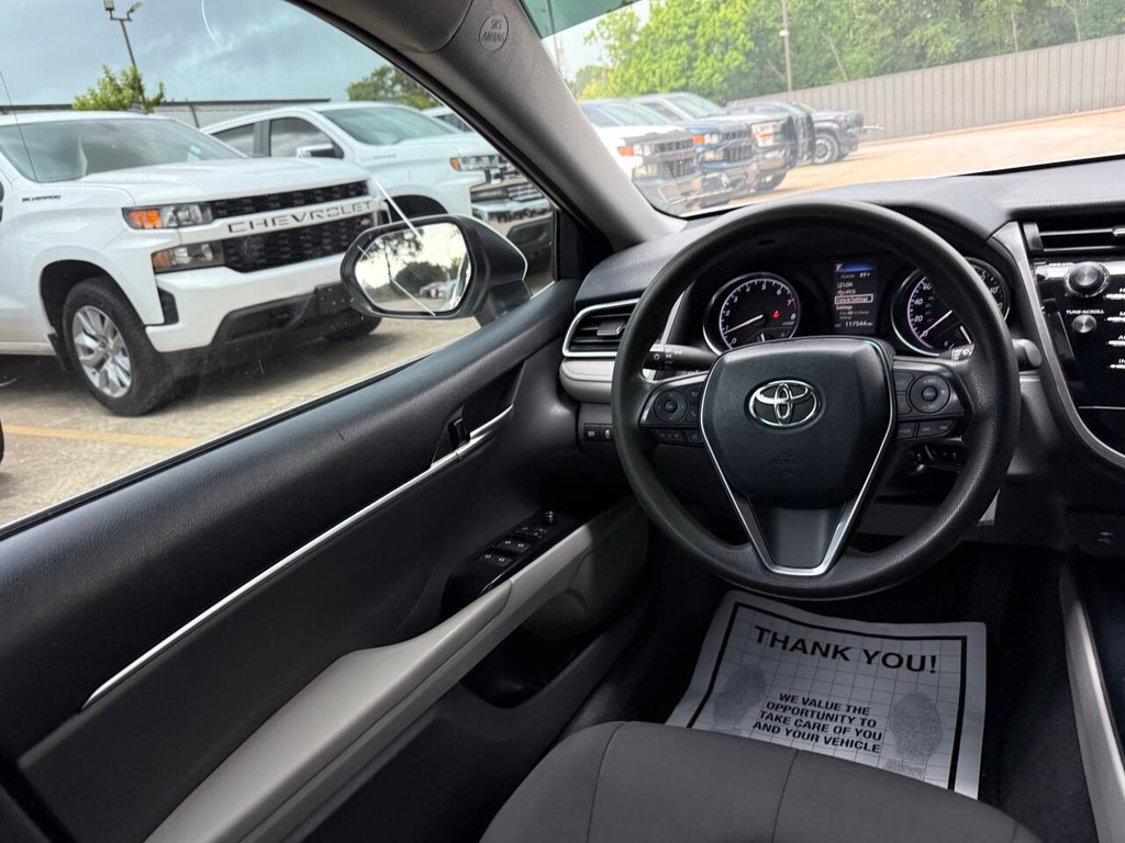Toyota Camry Vehicle Full-screen Gallery Image 19