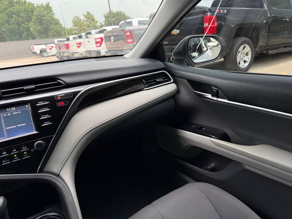 Toyota Camry Vehicle Full-screen Gallery Image 20