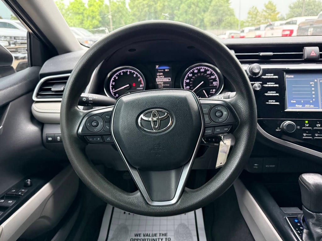 Toyota Camry Vehicle Full-screen Gallery Image 22