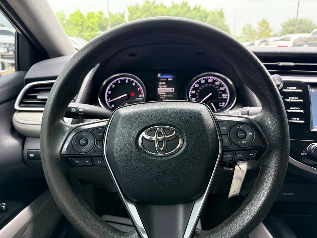 Toyota Camry Vehicle Full-screen Gallery Image 23