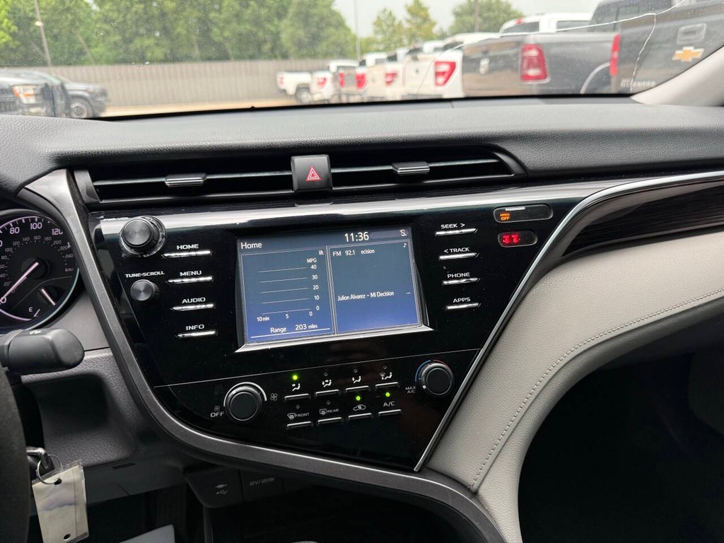Toyota Camry Vehicle Full-screen Gallery Image 24
