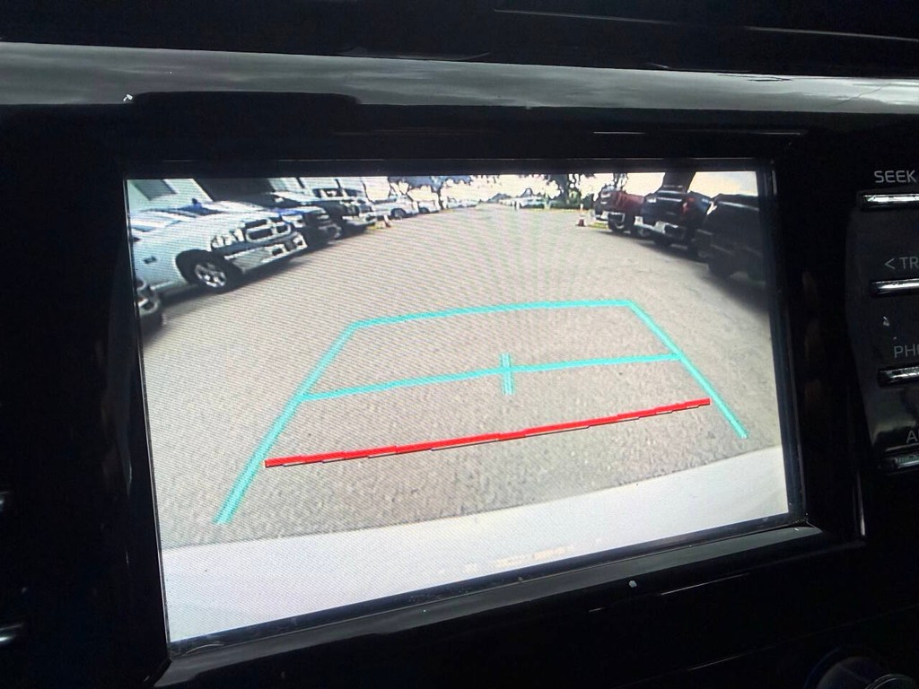Toyota Camry Vehicle Full-screen Gallery Image 28