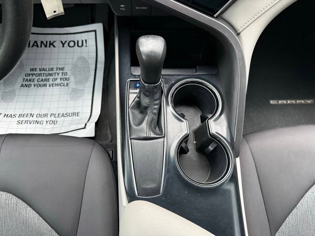 Toyota Camry Vehicle Full-screen Gallery Image 30