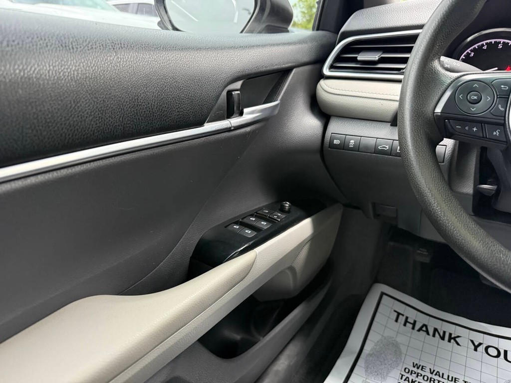 Toyota Camry Vehicle Full-screen Gallery Image 31