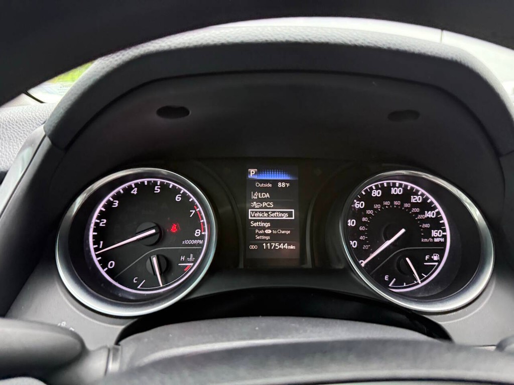 Toyota Camry Vehicle Full-screen Gallery Image 32