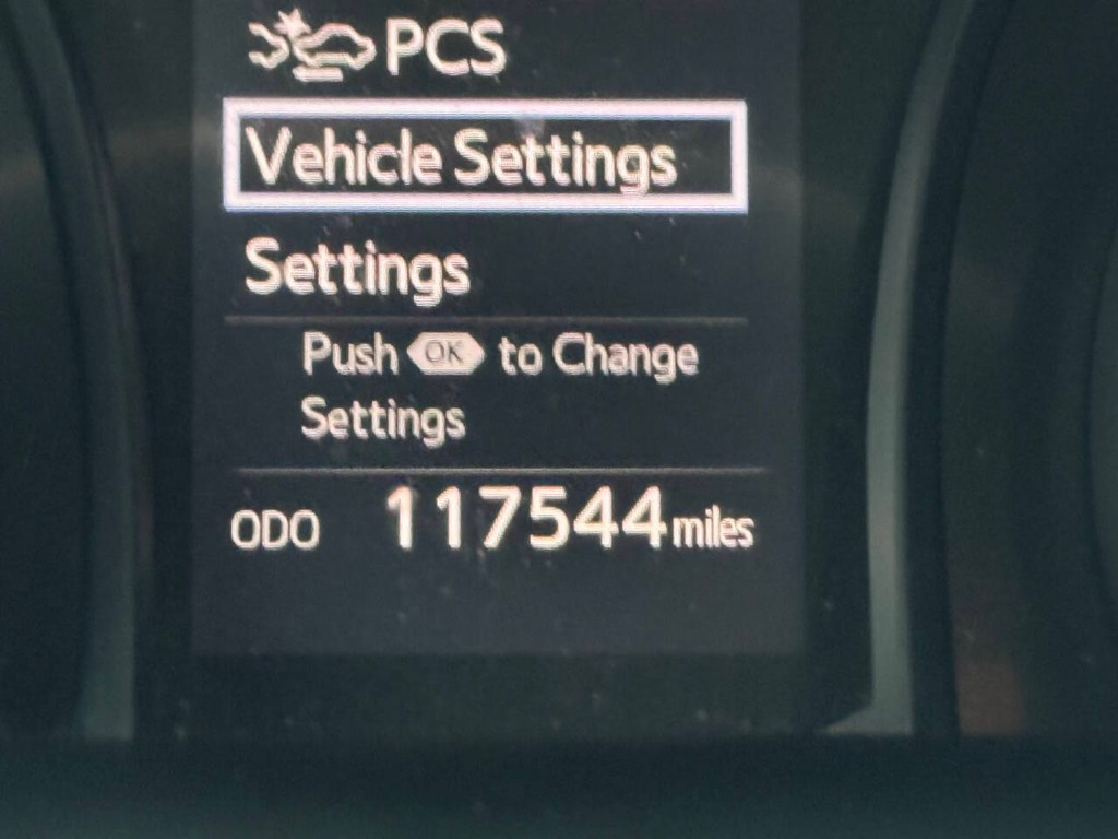 Toyota Camry Vehicle Full-screen Gallery Image 33