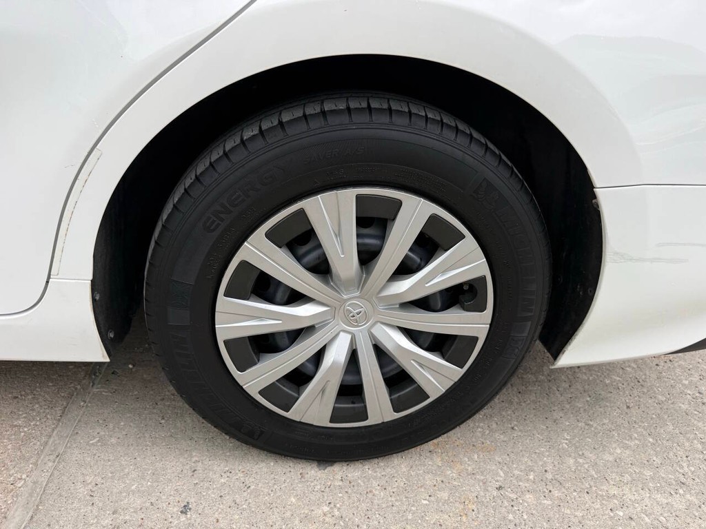 Toyota Camry Vehicle Full-screen Gallery Image 36