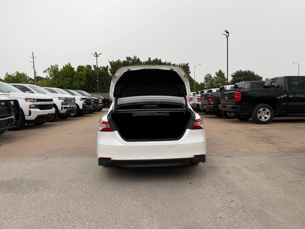 Toyota Camry Vehicle Full-screen Gallery Image 37