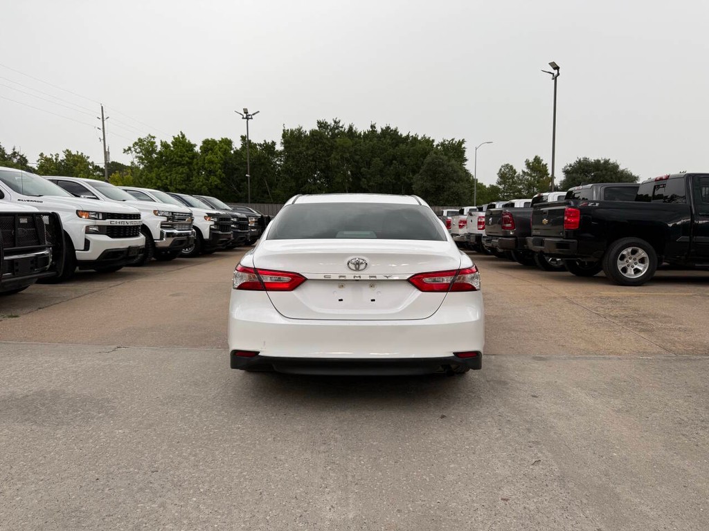 Toyota Camry Vehicle Full-screen Gallery Image 38