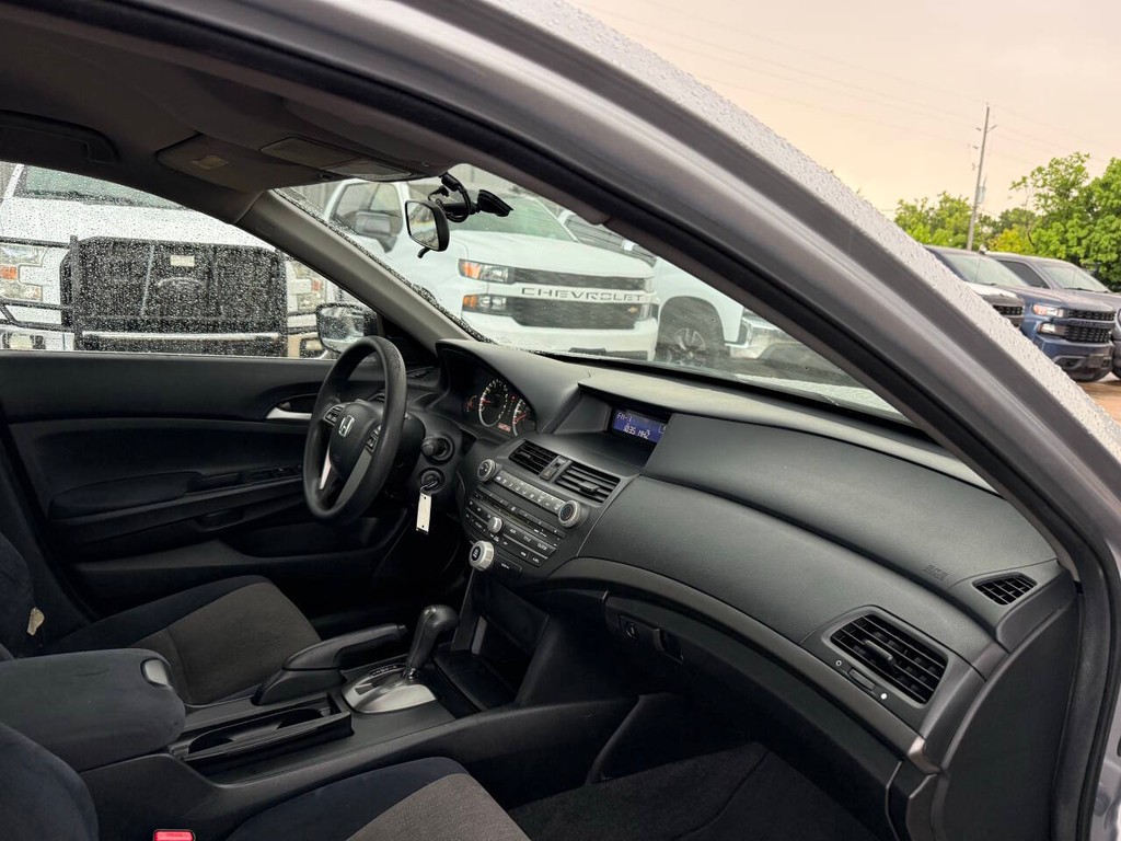 Honda Accord Sedan Vehicle Full-screen Gallery Image 09