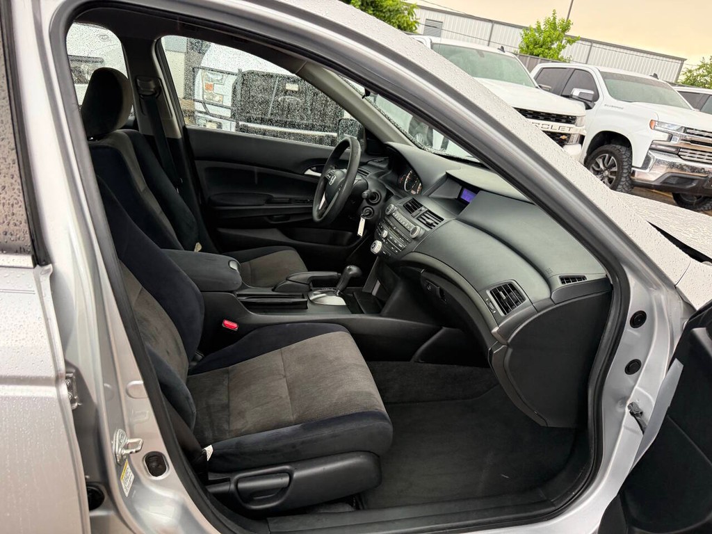 Honda Accord Sedan Vehicle Full-screen Gallery Image 10