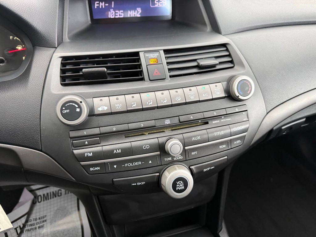Honda Accord Sedan Vehicle Full-screen Gallery Image 26