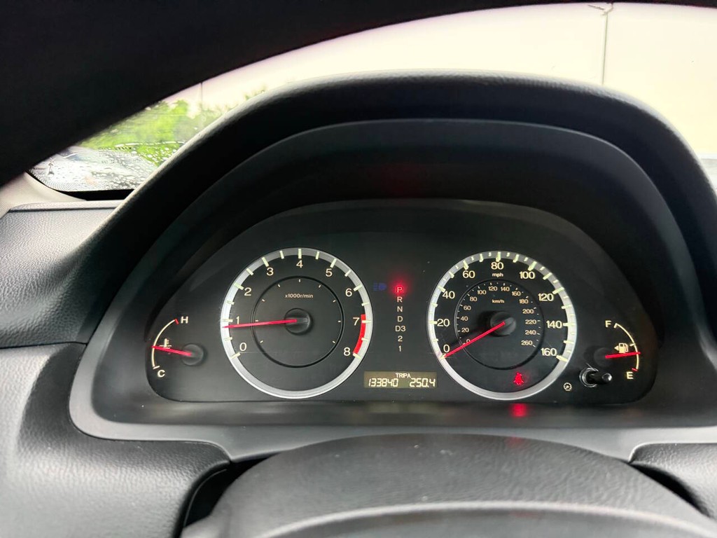Honda Accord Sedan Vehicle Full-screen Gallery Image 30