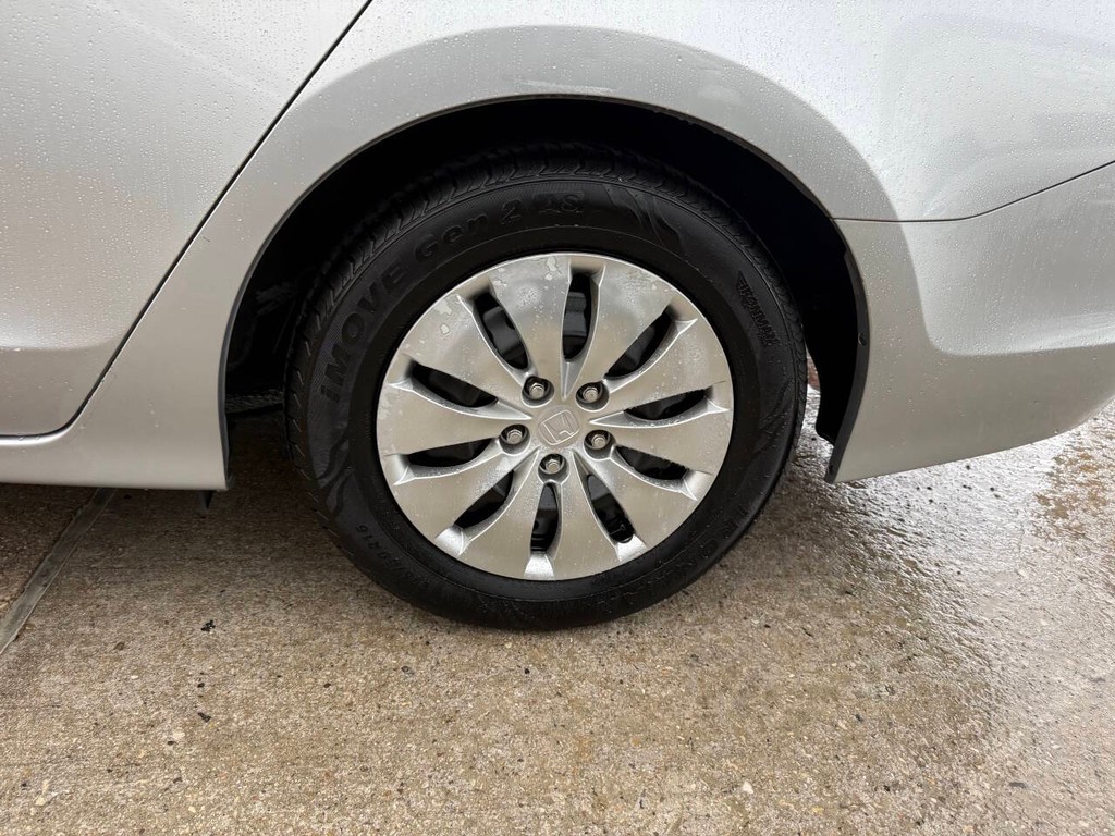 Honda Accord Sedan Vehicle Full-screen Gallery Image 34
