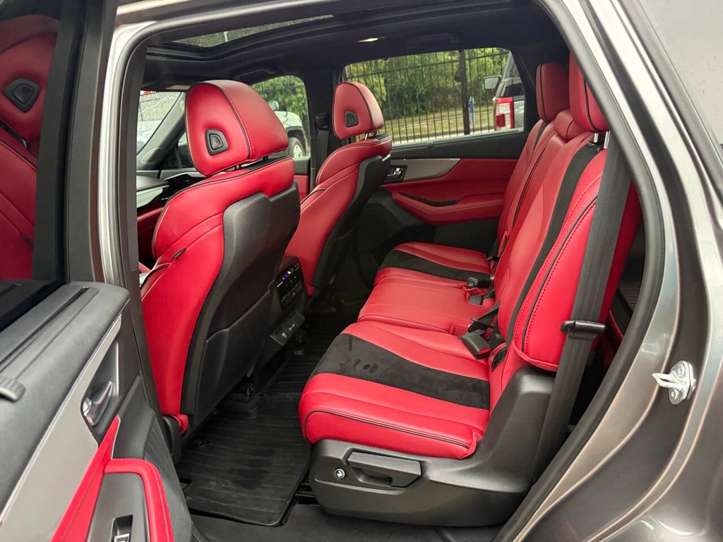 Acura MDX Vehicle Full-screen Gallery Image 13