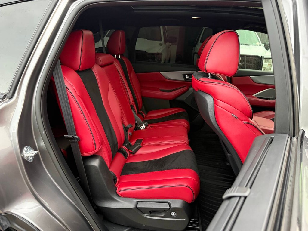 Acura MDX Vehicle Full-screen Gallery Image 16