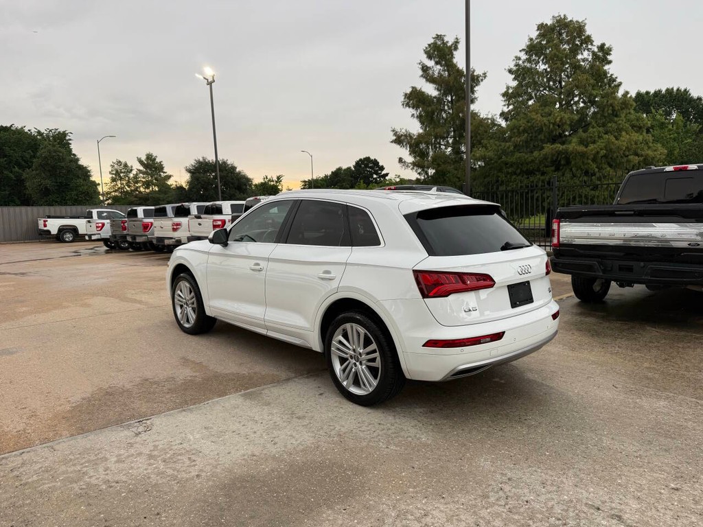 Audi Q5 Vehicle Full-screen Gallery Image 04