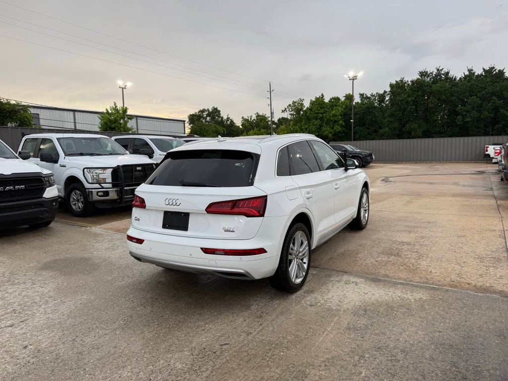 Audi Q5 Vehicle Full-screen Gallery Image 05