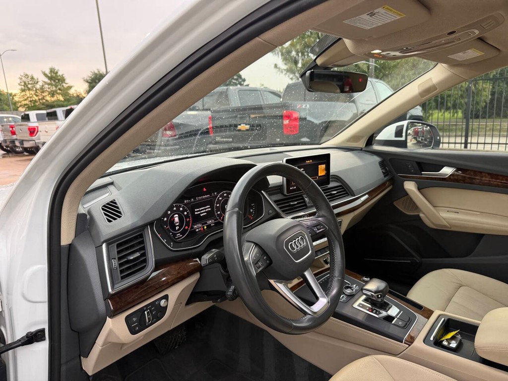 Audi Q5 Vehicle Full-screen Gallery Image 06