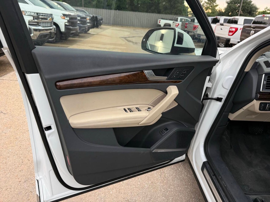Audi Q5 Vehicle Full-screen Gallery Image 08