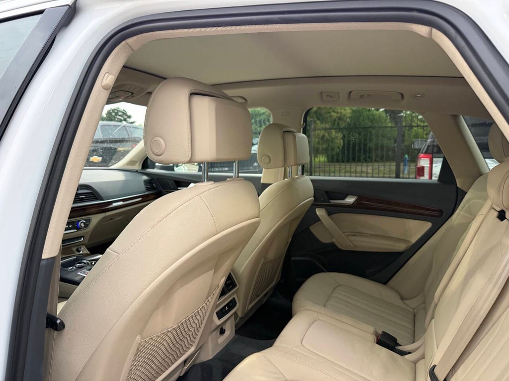 Audi Q5 Vehicle Full-screen Gallery Image 12
