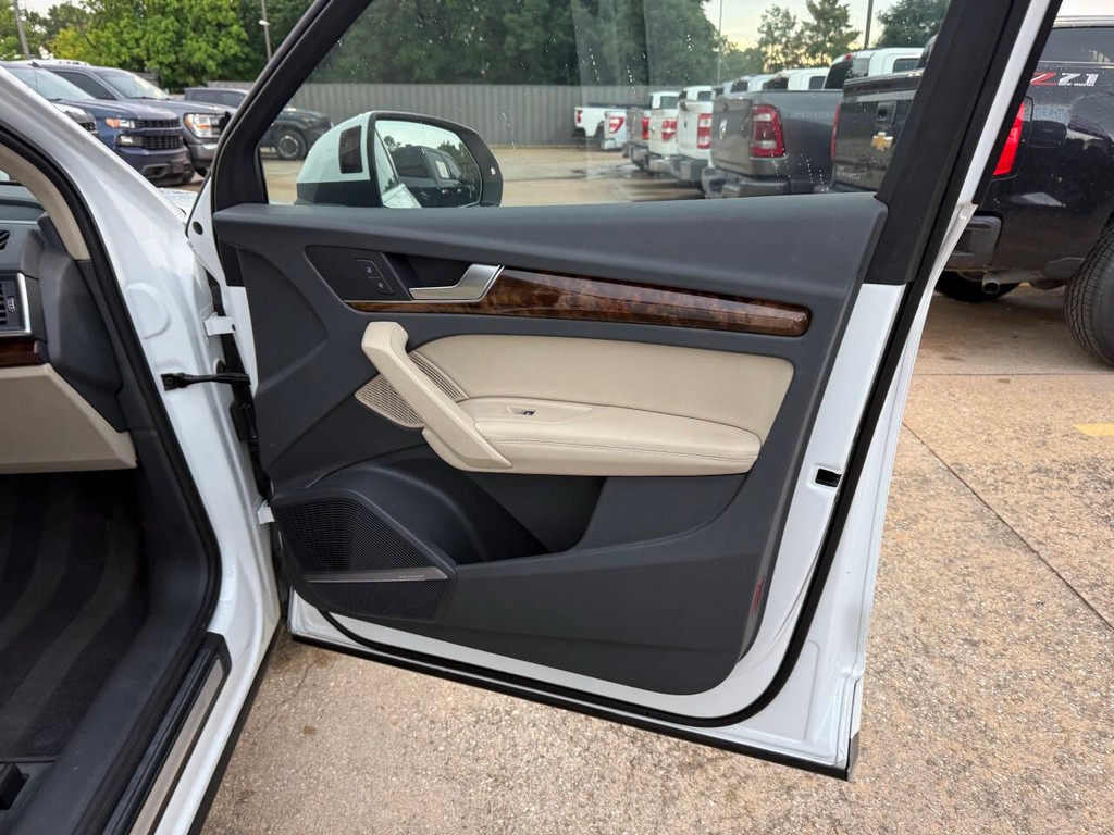 Audi Q5 Vehicle Full-screen Gallery Image 13
