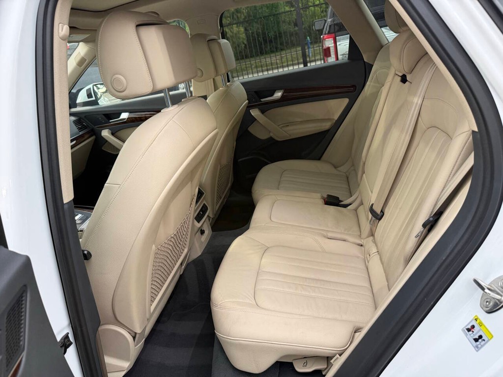 Audi Q5 Vehicle Full-screen Gallery Image 14