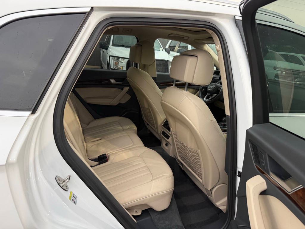 Audi Q5 Vehicle Full-screen Gallery Image 16