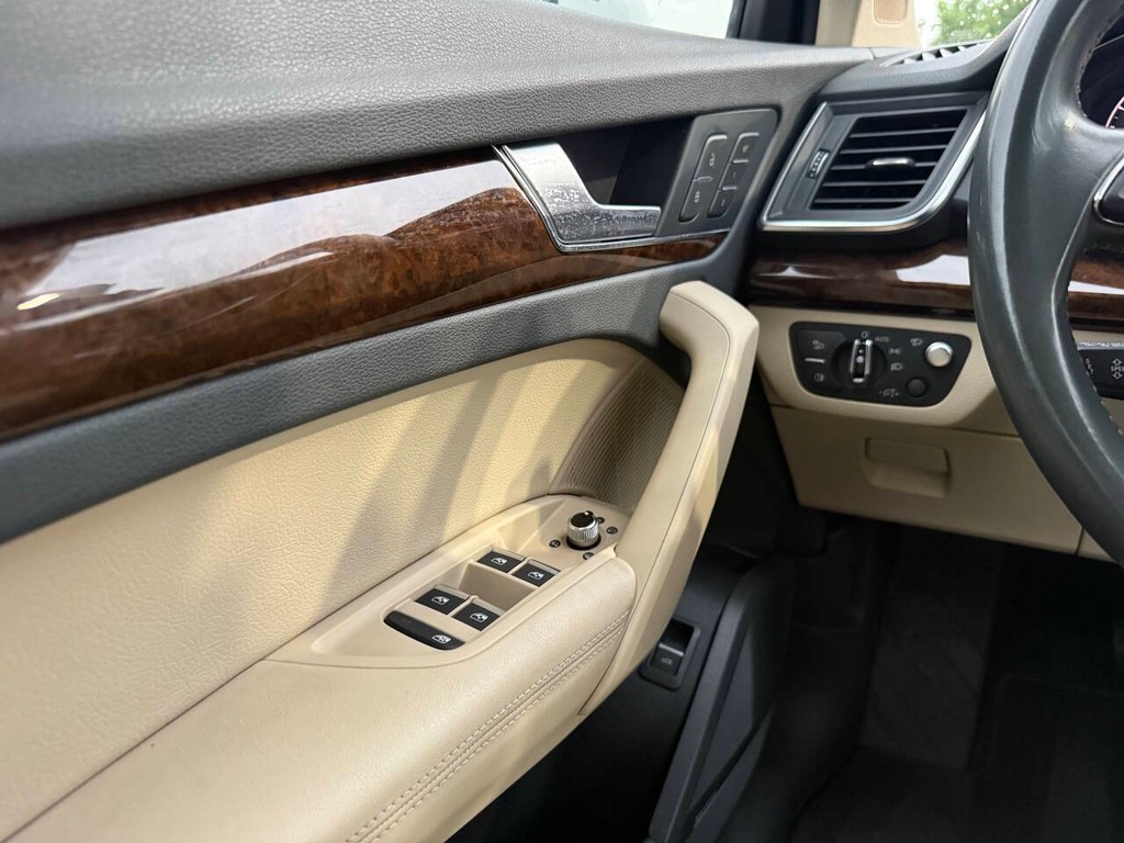 Audi Q5 Vehicle Full-screen Gallery Image 31