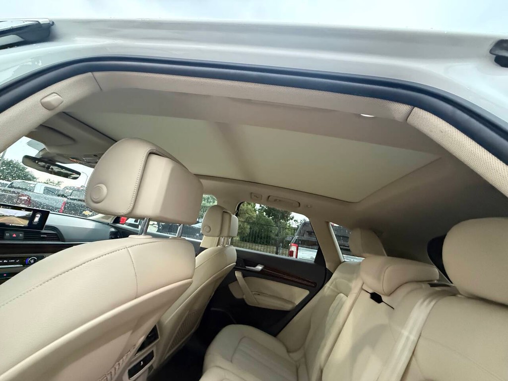 Audi Q5 Vehicle Full-screen Gallery Image 33