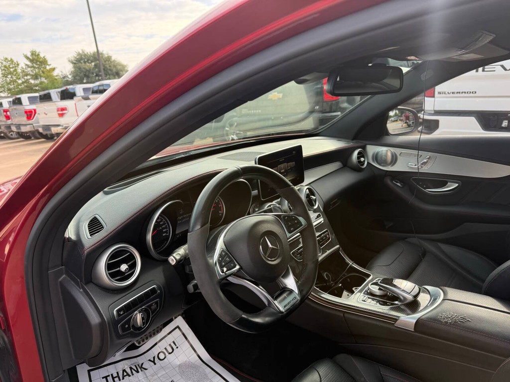 Mercedes-Benz C-Class Vehicle Full-screen Gallery Image 06
